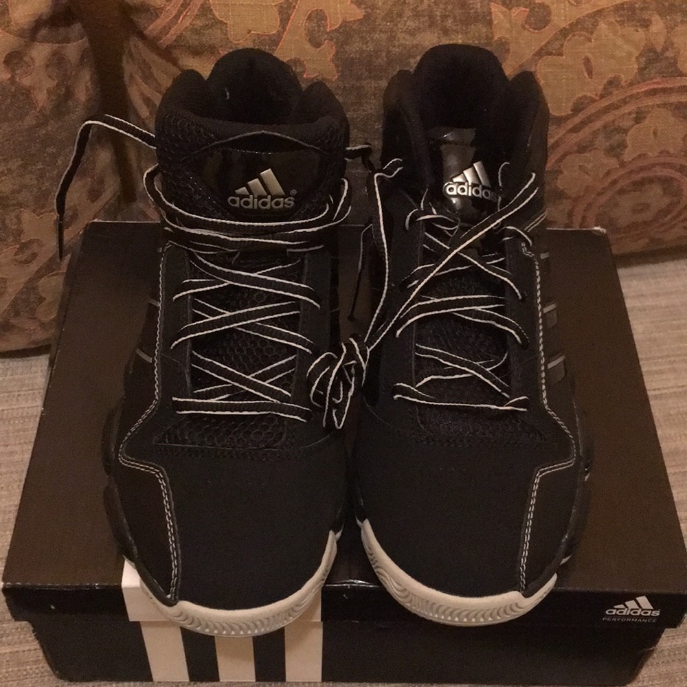 Adidas shoes size(7) big boy .(new)